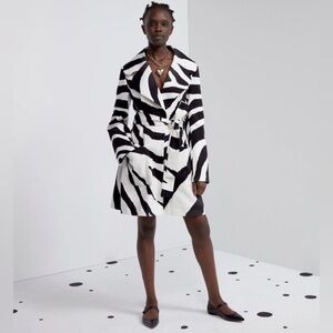 CAROLINA HERRERA
Zebra-Print Cotton Coat